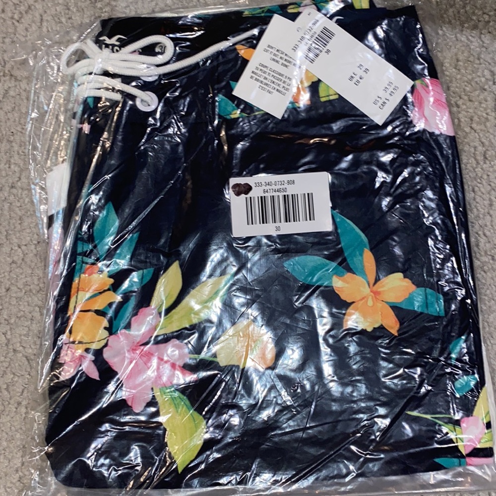 NWT - Hollister Unisex Floral 9” Boardshort (Black & Floral Print) - Picture 2 of 9